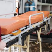 Dichiarato morto, si risveglia quando l’ambulanza prende una buca Dichiarato morto, si risveglia quando l’ambulanza prende una buca