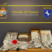 Benevento, 4400 articoli non sicuri di bigiotteria sequestrati in un negozio Benevento, 4400 articoli non sicuri di bigiotteria sequestrati in un negozio