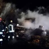 Contrada, deposito agricolo in fiamme nella notte: intervengono i Vigili del Fuoco Contrada, deposito agricolo in fiamme nella notte: intervengono i Vigili del Fuoco