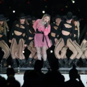 Il concerto inizia troppo tardi: due fan denunciano Madonna Il concerto inizia troppo tardi: due fan denunciano Madonna