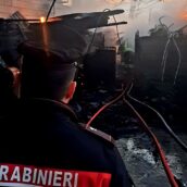 Incendio in un capanno agricolo a Fontanarosa: indagini in corso