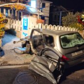 Sbanda con l’auto e finisce contro un muro: 20enne finisce in ospedale