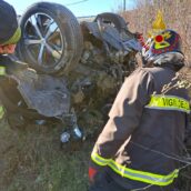 Sbanda con l’auto e finisce in una scarpata: intervengono i Vigili del Fuoco Sbanda con l’auto e finisce in una scarpata: intervengono i Vigili del Fuoco