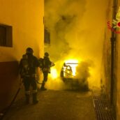 Autovettura in sosta avvolta dalle fiamme: intervengono i Vigili del Fuoco Autovettura in sosta avvolta dalle fiamme: intervengono i Vigili del Fuoco