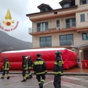 Monteforte Irpino, minaccia insano gesto dal balcone con uno dei suoi figli: intervengono i Carabinieri e i Vigili del Fuoco Monteforte Irpino, minaccia insano gesto dal balcone con uno dei suoi figli: intervengono i Carabinieri e i Vigili del Fuoco
