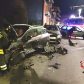 Avellino, auto sbanda e urta altre tre in sosta: intervengono i Vigili del Fuoco Avellino, auto sbanda e urta altre tre in sosta: intervengono i Vigili del Fuoco