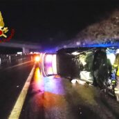 Perde il controllo dell’auto e finisce contro un muro: nessun ferito Perde il controllo dell’auto e finisce contro un muro: nessun ferito