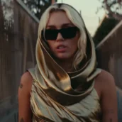 “Flowers” si Miley Cyrus è la canzone più venduta la mondo del 2023