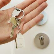 Recensione negativa: proprietaria di AirBnB minaccia l’ospite di svelare la sua infedeltà alla moglie Recensione negativa: proprietaria di AirBnB minaccia l’ospite di svelare la sua infedeltà alla moglie