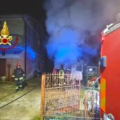 Autocarro in sosta avvolto dalle fiamme: caschi rossi in azione Autocarro in sosta avvolto dalle fiamme: caschi rossi in azione