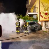 Aiello del Sabato, in fiamme auto in sosta: intervengono i Vigili del Fuoco Aiello del Sabato, in fiamme auto in sosta: intervengono i Vigili del Fuoco