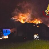Melito Irpino, in fiamme un capannone di un’azienda agricola Melito Irpino, in fiamme un capannone di un’azienda agricola