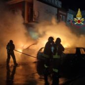 Gesualdo, gravissimo incendio: 4 vetture coinvolte. Intervengono i Vigili del Fuoco Gesualdo, gravissimo incendio: 4 vetture coinvolte. Intervengono i Vigili del Fuoco