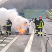Autovettura in transito avvolta dalle fiamme: intervengono i Vigili del Fuoco Autovettura in transito avvolta dalle fiamme: intervengono i Vigili del Fuoco