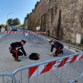 Montecalvo Irpino, cede la strada in via Dante: voragine profonda 2,5 metri Montecalvo Irpino, cede la strada in via Dante: voragine profonda 2,5 metri
