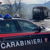 Autobus Air distrutto dalle fiamme: autista salvo per miracolo Autobus Air distrutto dalle fiamme: autista salvo per miracolo