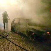 Montoro, auto in sosta avvolta dalle fiamme