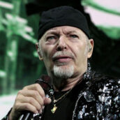 Vasco Rossi bloccato nel traffico si improvvisa vigile: il video diventa virale