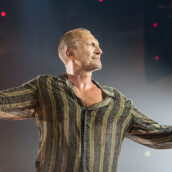 Biagio Antonacci improvvisa un karaoke sotto i portici di Bologna Biagio Antonacci improvvisa un karaoke sotto i portici di Bologna