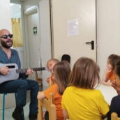 Giuliano Sangiorgi canta per la classe della figlia Stella Giuliano Sangiorgi canta per la classe della figlia Stella