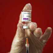 AstraZeneca ritira il suo vaccino anti Covid-19 in tutto il mondo AstraZeneca ritira il suo vaccino anti Covid-19 in tutto il mondo