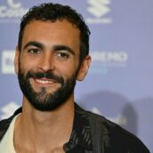Marco Mengoni raggiunge gli 80 dischi di platino in carriera Marco Mengoni raggiunge gli 80 dischi di platino in carriera