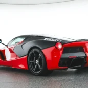 Ferrari che non supera i 48km/h e non può circolare: è realtà Ferrari che non supera i 48km/h e non può circolare: è realtà