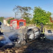 Autovettura in transito avvolta dalle fiamme: intervengono i Vigili del Fuoco