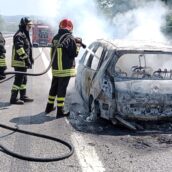 Paura per una famiglia in viaggio sull’A16, auto in fiamme