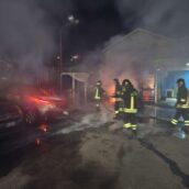 Incendio in un’officina a Piano Cappelle, 6 veicoli coinvolti