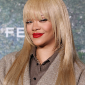 Rihanna gioca con il figlio mettendolo a testa in giù: è polemica