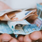 Trova un borsello sul bus e lo consegna all’autista: all’interno 60mila euro Trova un borsello sul bus e lo consegna all’autista: all’interno 60mila euro