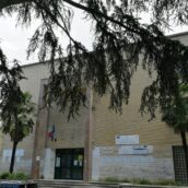 Benevento, infrangono un vetro in una scuola e rubano soldi nel distributore automatico Benevento, infrangono un vetro in una scuola e rubano soldi nel distributore automatico
