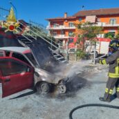 Ariano Irpino, auto in fiamme: caschi rossi in azione Ariano Irpino, auto in fiamme: caschi rossi in azione