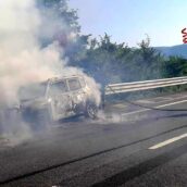 Auto in fiamme: doppio intervento dei Vigili del Fuoco di Avellino sull’Autostrada A16 Auto in fiamme: doppio intervento dei Vigili del Fuoco di Avellino sull’Autostrada A16