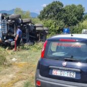 Autocarro si ribalta durante scarico di terreno: 60enne in ospedale Autocarro si ribalta durante scarico di terreno: 60enne in ospedale