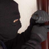 Maxi furto a Foglianise: rubati armi contanti e buoni postali Maxi furto a Foglianise: rubati armi contanti e buoni postali