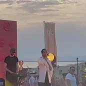 Mahmood, concerto a sorpresa sulla spiaggia di Fregene: fan in delirio Mahmood, concerto a sorpresa sulla spiaggia di Fregene: fan in delirio
