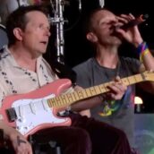 Michael J. Fox suona a sorpresa sul palco con i Coldplay a Glastonbury Michael J. Fox suona a sorpresa sul palco con i Coldplay a Glastonbury