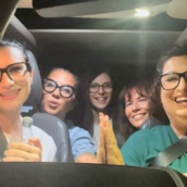 Laura Pausini, karaoke in macchina con le amiche di sempre