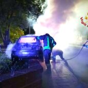 Incendio notturno ad Avellino: auto in sosta avvolta dalle fiamme Incendio notturno ad Avellino: auto in sosta avvolta dalle fiamme