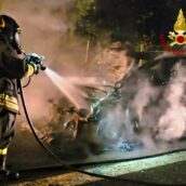 Auto in transito in fiamme, paura per una famiglia Auto in transito in fiamme, paura per una famiglia