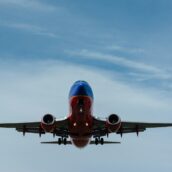 Si rifiuta appoggiare la borsa per terra: viene cacciata dall’aereo