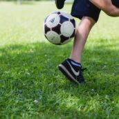 Aumentano i divieti di giocare a pallone nelle piazze e nelle strade Aumentano i divieti di giocare a pallone nelle piazze e nelle strade