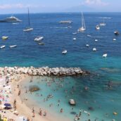 Capri, divieto di fumo in spiaggia e maximulte ai padroni di cani senza guinzaglio o paletta Capri, divieto di fumo in spiaggia e maximulte ai padroni di cani senza guinzaglio o paletta