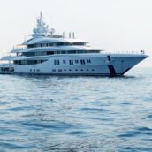 Lussuoso superyacht si arena al largo di un’isola Lussuoso superyacht si arena al largo di un’isola