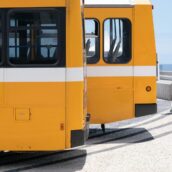 Montesilvano, gruppo di bagnanti blocca un bus per fare il trenino
