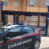 La madre rifiuta di dargli soldi, il figlio le spara contro l’auto La madre rifiuta di dargli soldi, il figlio le spara contro l’auto