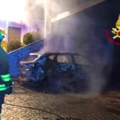 Vallesaccarda, in fiamme auto in sosta: intervengono i Vigili del Fuoco Vallesaccarda, in fiamme auto in sosta: intervengono i Vigili del Fuoco
