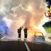 Incendio su A16: Auto in fiamme a Baiano, giovane conducente illeso Incendio su A16: Auto in fiamme a Baiano, giovane conducente illeso